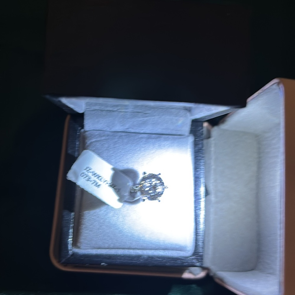 Beautiful Ladies 💯 Mojssanite Diamond 💍 Stunning Silver Ring with Clear Gemstone - Picture 3 of 4